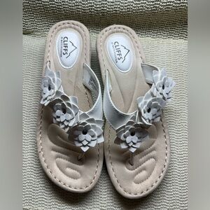 CLIFFS BY WHITE MOUNTAIN
Women's Content Floral Sandal, 9M